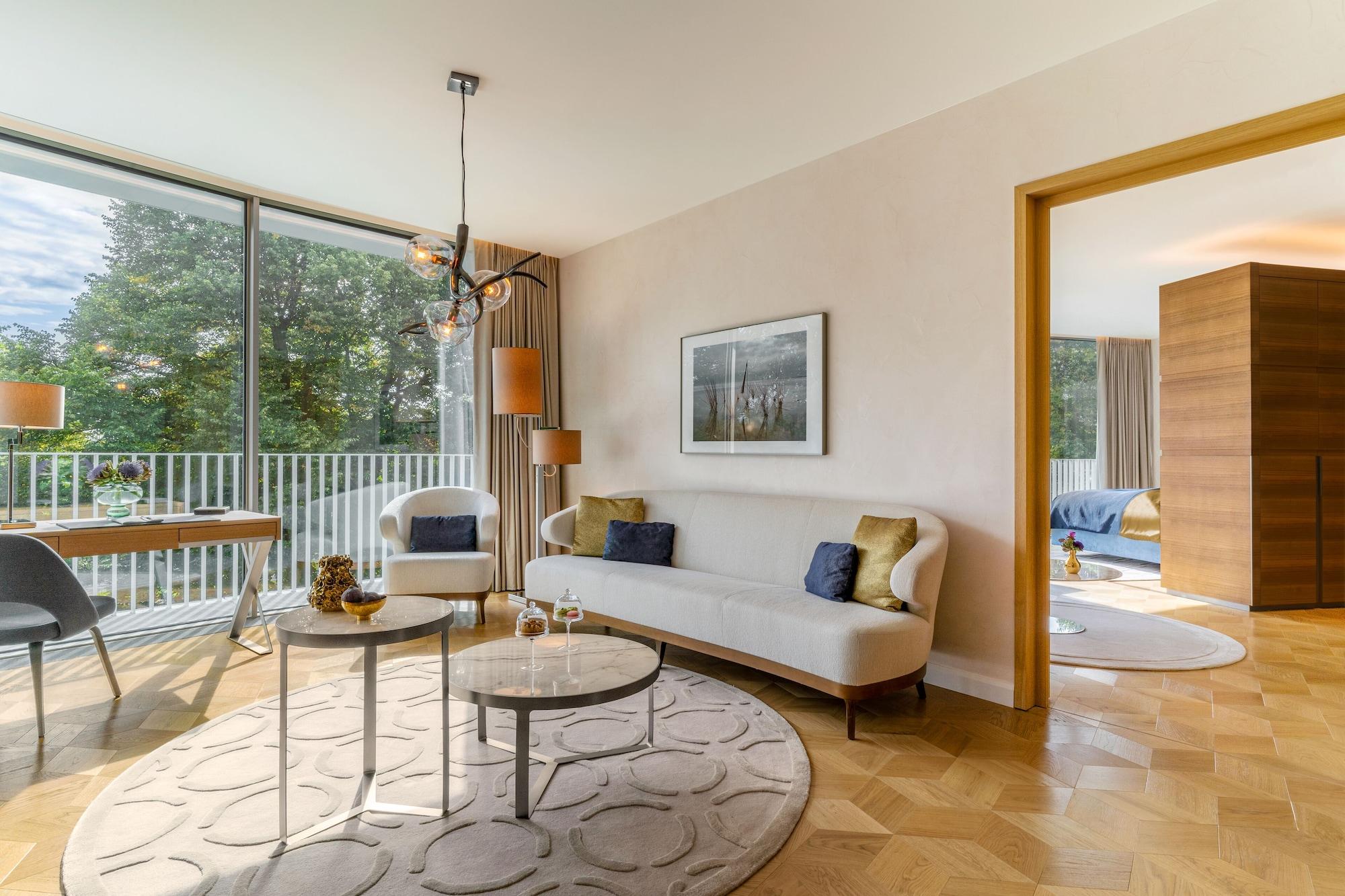 The Fontenay המבורג מראה חיצוני תמונה A living room at the Mandarin Oriental