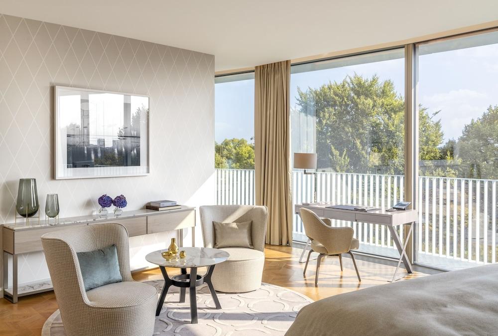The Fontenay המבורג מראה חיצוני תמונה A guest room at the West Hollywood hotel