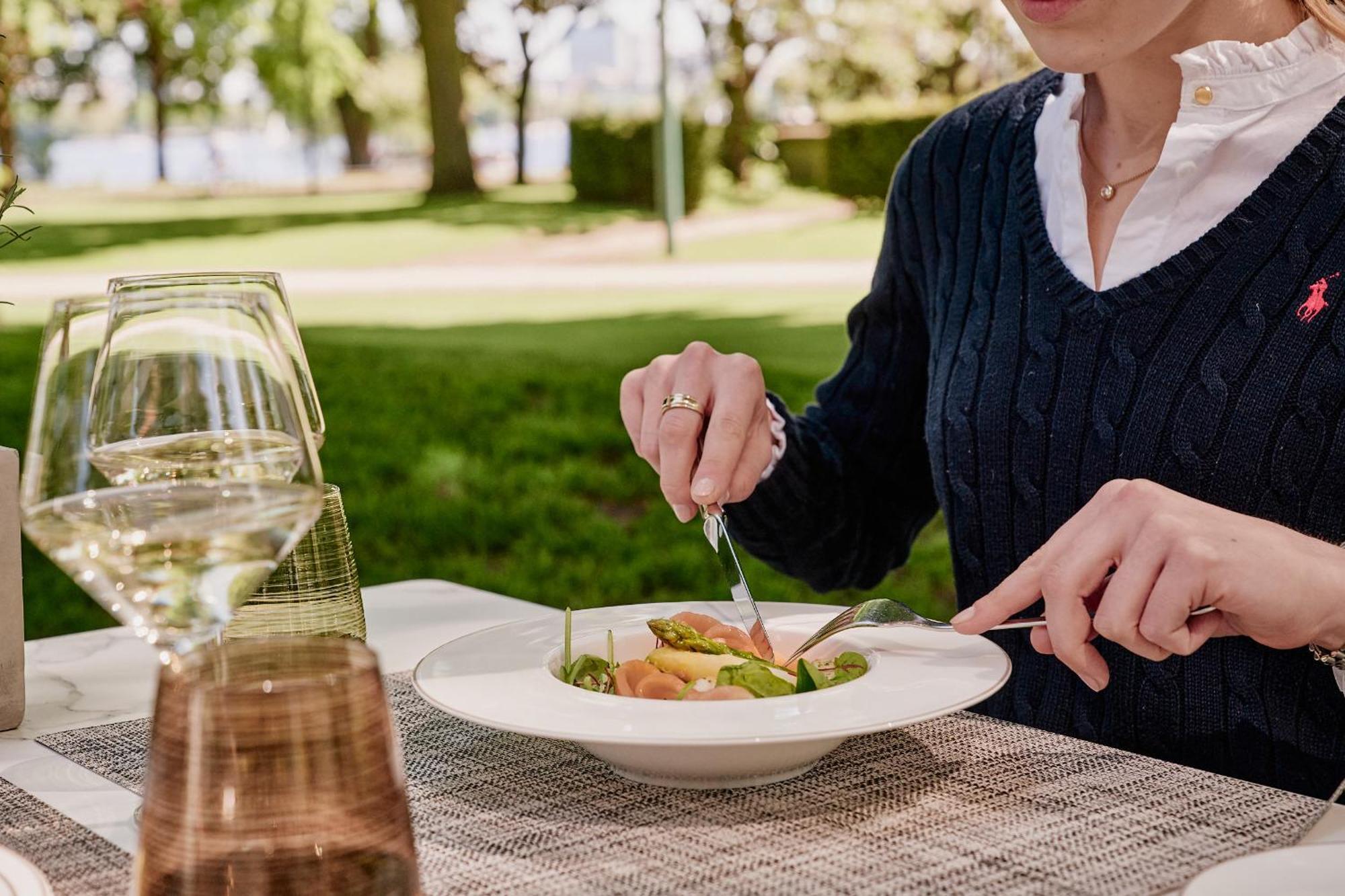 The Fontenay המבורג מראה חיצוני תמונה A woman eating a salad