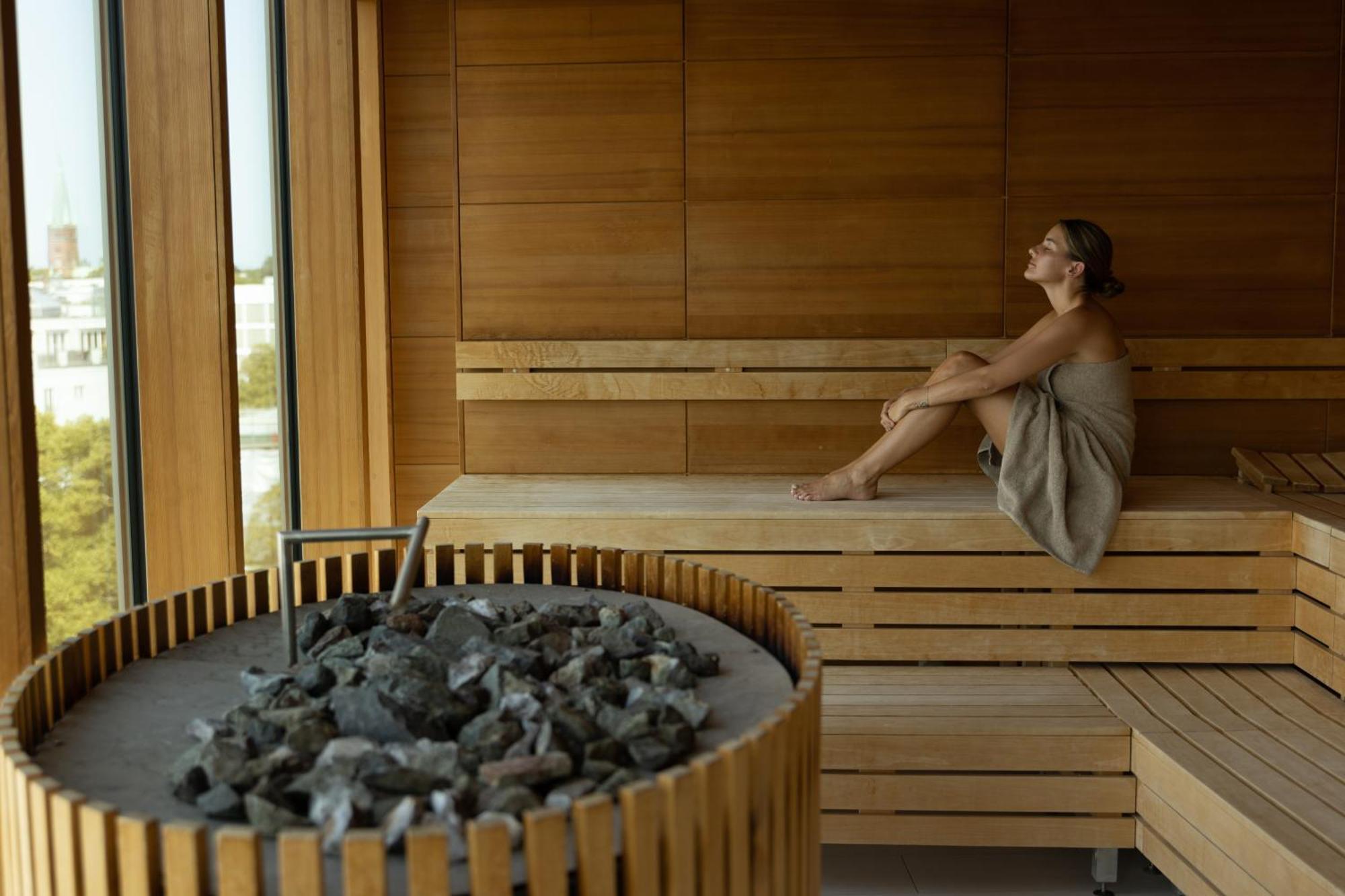 The Fontenay המבורג מראה חיצוני תמונה A woman in a Finnish sauna
